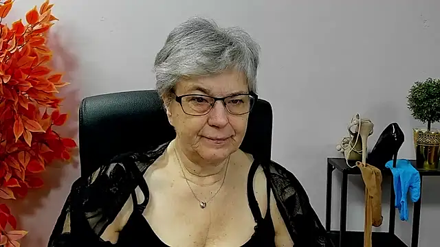 Snapshot of IrisDream chatting on 11-24-25, 07:19 IrisDream online show from 11-24-25, 07:19