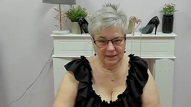 Snapshot of IrisDream chatting on 12-02-25, 07:14 IrisDream online show from 12-02-25, 07:14