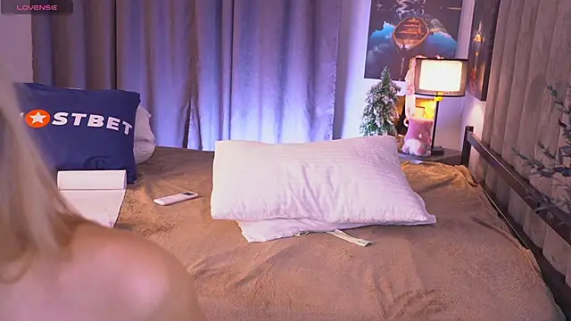 Snapshot of Tella_dream chatting on 12-18-24, 02:28 Tella dream online show from 12-18-24, 02:28