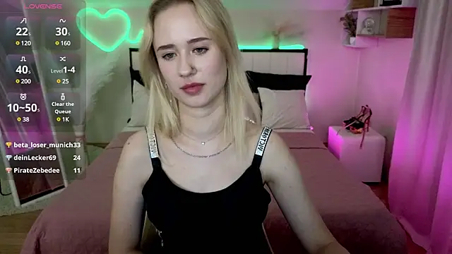 Snapshot of SashaBrooks chatting on 02-05-25, 01:04 SashaBrooks online show from 02-05-25, 01:04