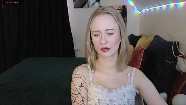 Snapshot of SashaBrooks chatting on 10-09-25, 01:42 SashaBrooks online show from 10-09-25, 01:42