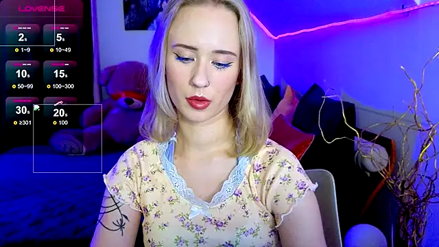 Snapshot of SashaBrooks chatting on 10-22-25, 06:51 SashaBrooks online show from 10-22-25, 06:51