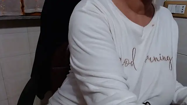 Snapshot of Foxlady2271 chatting on 01-06-26, 03:05 Foxlady2271 online show from 01-06-26, 03:05