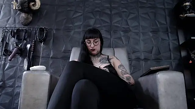 Snapshot of Agata_Darkness chatting on 11-28-25, 08:00 Agata Darkness online show from 11-28-25, 08:00