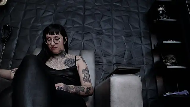 Snapshot of Agata_Darkness chatting on 12-20-25, 11:12 Agata Darkness online show from 12-20-25, 11:12