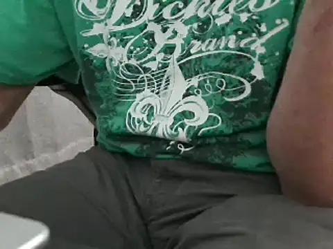 Snapshot of overaveragefreak4you chatting on 12-24-24, 06:33 overaveragefreak4you online show from 12-24-24, 06:33