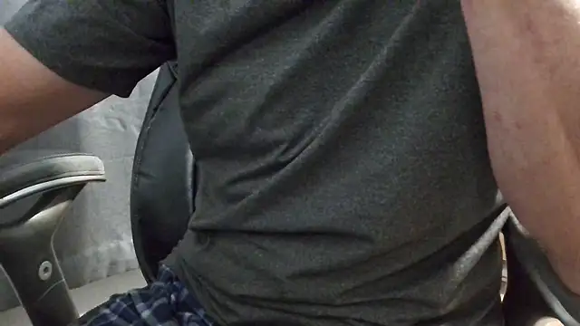 Snapshot of overaveragefreak4you chatting on 01-17-25, 05:53 overaveragefreak4you online show from 01-17-25, 05:53