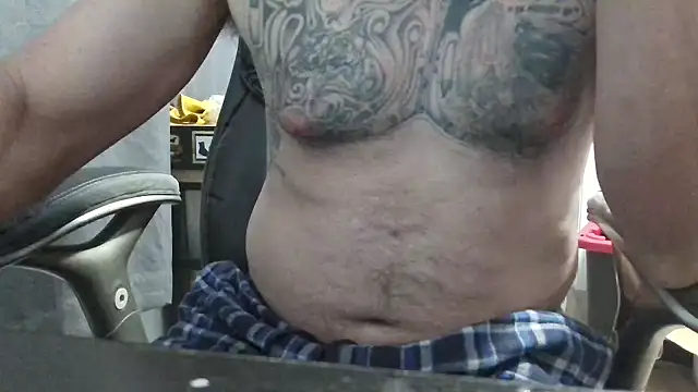 Snapshot of overaveragefreak4you chatting on 02-04-25, 08:13 overaveragefreak4you online show from 02-04-25, 08:13