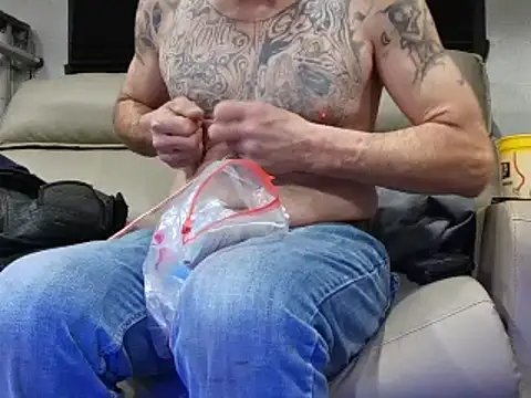 Snapshot of overaveragefreak4you chatting on 02-10-25, 01:01 overaveragefreak4you online show from 02-10-25, 01:01