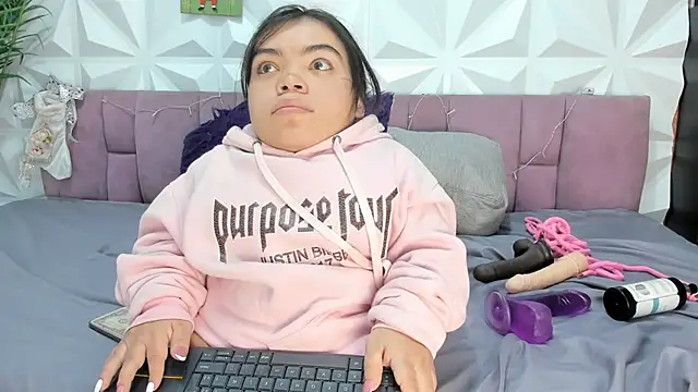 Snapshot of Michelle_Brooks chatting on 12-27-24, 01:07 Michelle Brooks online show from 12-27-24, 01:07