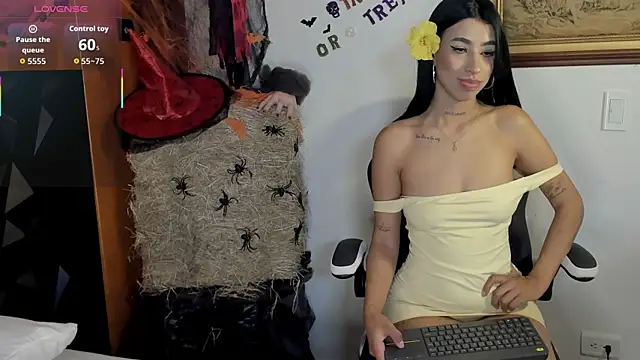 Snapshot of Wendy_Marchall chatting on 10-27-25, 07:07 Wendy Marchall online show from 10-27-25, 07:07