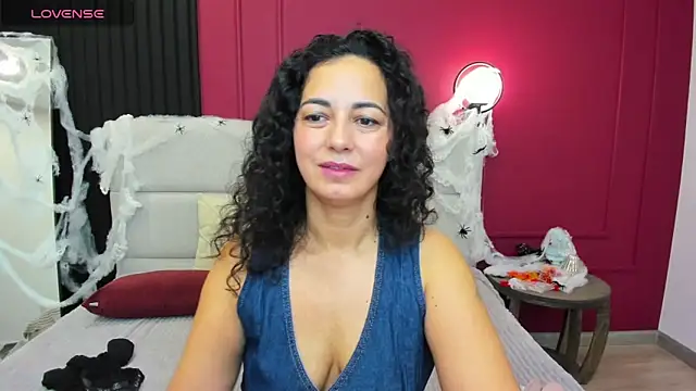 Snapshot of Linda_Insatiable chatting on 10-26-25, 01:33 Linda Insatiable online show from 10-26-25, 01:33