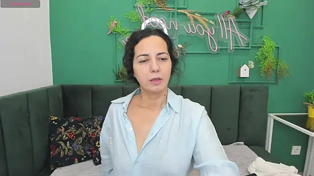 Snapshot of Linda_Insatiable chatting on 12-19-25, 01:34 Linda Insatiable online show from 12-19-25, 01:34