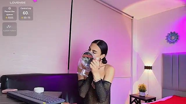 Snapshot of Chloe_Cherry21 chatting on 02-01-25, 02:37 Chloe Cherry21 online show from 02-01-25, 02:37