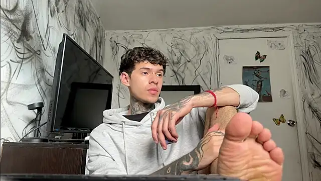 Snapshot of Saturno_v chatting on 01-17-25, 10:22 Saturno v online show from 01-17-25, 10:22