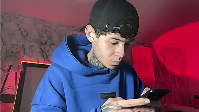 Snapshot of Saturno_v chatting on 01-29-25, 11:20 Saturno v online show from 01-29-25, 11:20