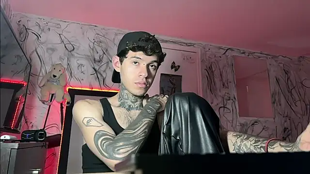 Snapshot of Saturno_v chatting on 02-07-25, 10:20 Saturno v online show from 02-07-25, 10:20