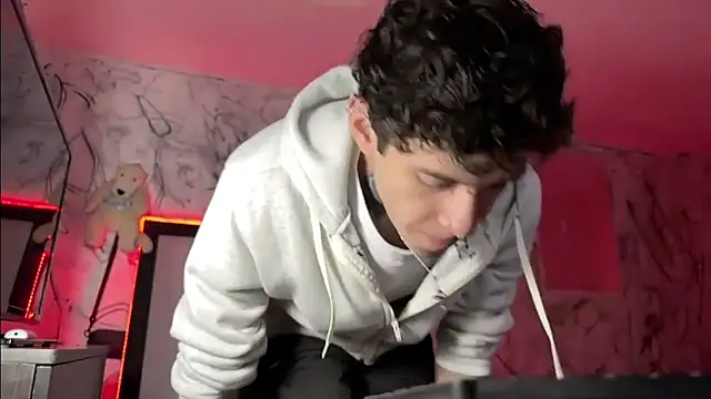 Snapshot of Saturno_v chatting on 02-14-25, 11:21 Saturno v online show from 02-14-25, 11:21