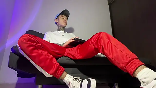 Snapshot of Saturno_v chatting on 03-12-25, 12:10 Saturno v online show from 03-12-25, 12:10