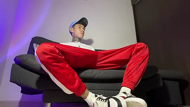 Snapshot of Saturno_v chatting on 03-14-25, 05:05 Saturno v online show from 03-14-25, 05:05