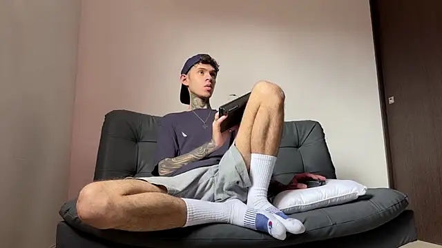 Snapshot of Saturno_v chatting on 03-15-25, 08:04 Saturno v online show from 03-15-25, 08:04