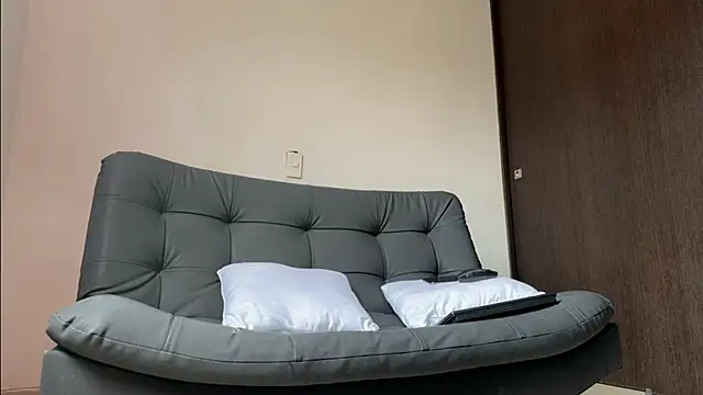 Snapshot of Saturno_v chatting on 03-15-25, 05:26 Saturno v online show from 03-15-25, 05:26