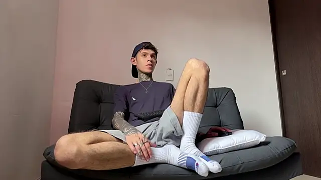 Snapshot of Saturno_v chatting on 03-18-25, 10:36 Saturno v online show from 03-18-25, 10:36