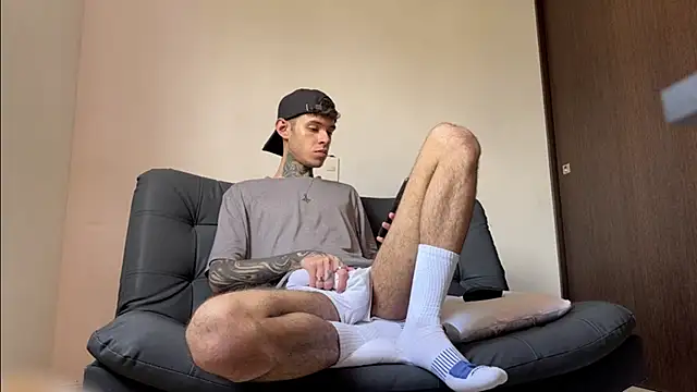 Snapshot of Saturno_v chatting on 03-19-25, 11:50 Saturno v online show from 03-19-25, 11:50