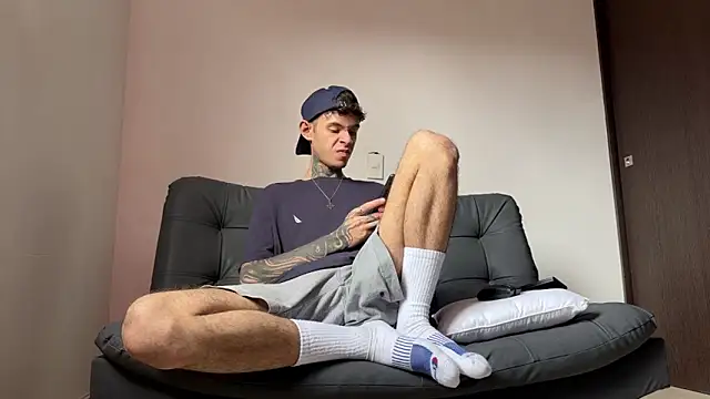 Snapshot of Saturno_v chatting on 03-21-25, 04:18 Saturno v online show from 03-21-25, 04:18