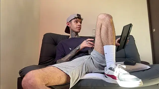 Snapshot of Saturno_v chatting on 03-22-25, 05:17 Saturno v online show from 03-22-25, 05:17