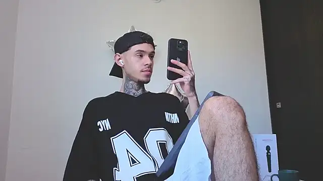 Snapshot of Saturno_v chatting on 09-20-25, 10:05 Saturno v online show from 09-20-25, 10:05