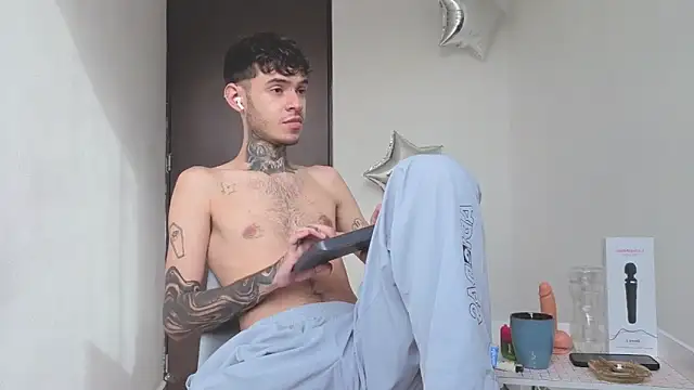 Snapshot of Saturno_v chatting on 09-21-25, 10:17 Saturno v online show from 09-21-25, 10:17