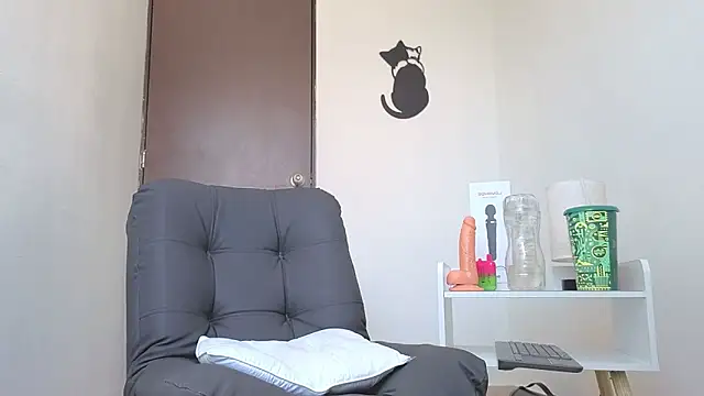 Snapshot of Saturno_v chatting on 10-17-25, 02:19 Saturno v online show from 10-17-25, 02:19