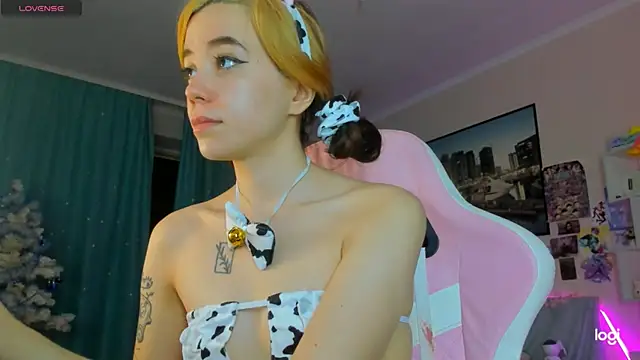 Snapshot of Ramona_Johnson chatting on 02-08-25, 04:03 Ramona Johnson online show from 02-08-25, 04:03