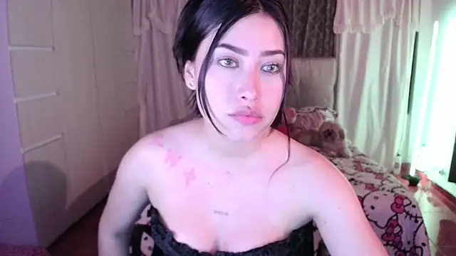 Snapshot of Emilyswan04 chatting on 03-22-26, 02:26 Emilyswan04 online show from 03-22-26, 02:26