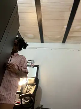 Laura fernandezII online show from 01-25-25, 02:15