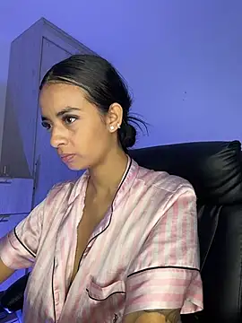 Laura fernandezII online show from 04-17-26, 02:47