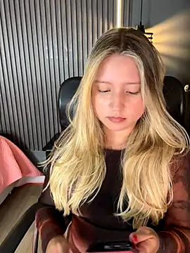 Snapshot of MiaPetit_ chatting on 09-12-25, 12:11 MiaPetit  online show from 09-12-25, 12:11