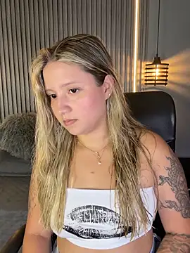 Snapshot of MiaPetit_ chatting on 09-28-25, 10:15 MiaPetit  online show from 09-28-25, 10:15