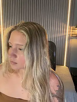 Snapshot of MiaPetit_ chatting on 10-04-25, 09:13 MiaPetit  online show from 10-04-25, 09:13