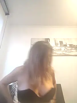 Snapshot of Latiinvenushot chatting on 11-09-25, 09:02 Latiinvenushot online show from 11-09-25, 09:02