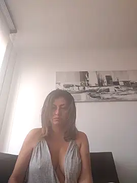 Snapshot of Latiinvenushot chatting on 11-16-25, 02:00 Latiinvenushot online show from 11-16-25, 02:00