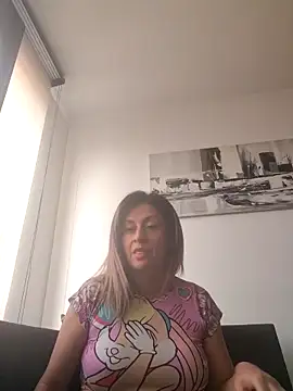 Snapshot of Latiinvenushot chatting on 11-23-25, 04:18 Latiinvenushot online show from 11-23-25, 04:18