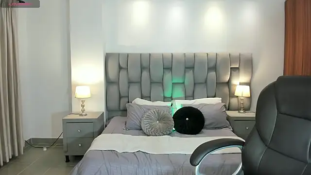 Snapshot of sarita_evanss chatting on 10-26-25, 11:20 sarita evanss online show from 10-26-25, 11:20