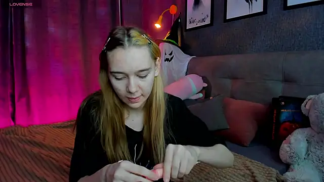 Lesi Moonie01 online show from 10-28-25, 08:29