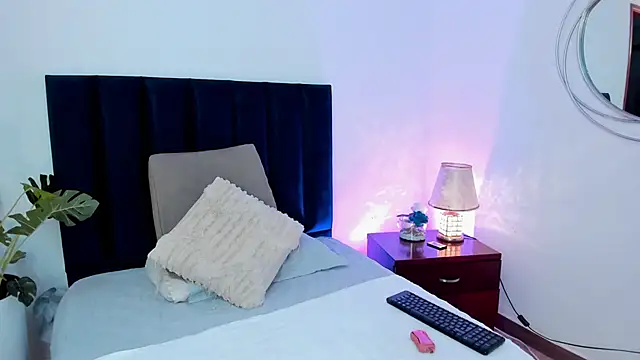 Snapshot of HollyHudsonn chatting on 12-17-24, 12:00 HollyHudsonn online show from 12-17-24, 12:00