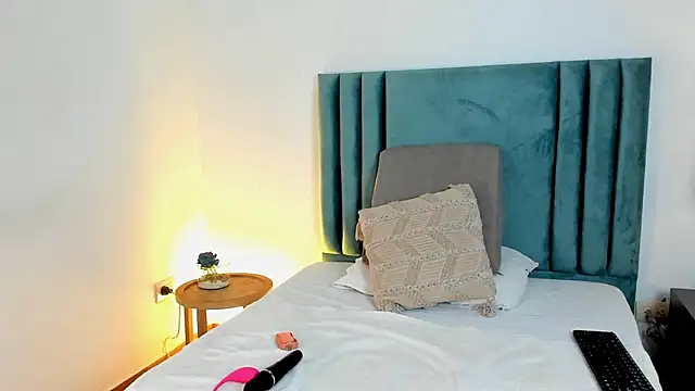 Snapshot of HollyHudsonn chatting on 12-20-24, 11:54 HollyHudsonn online show from 12-20-24, 11:54