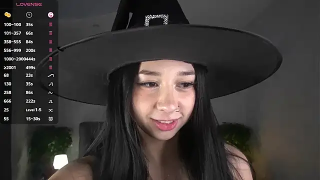 AislyEmbury online show from 10-28-25, 04:38