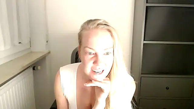 Snapshot of _LunaxLia_ chatting on 11-16-25, 06:02 LunaxLia online show from 11-16-25, 06:02