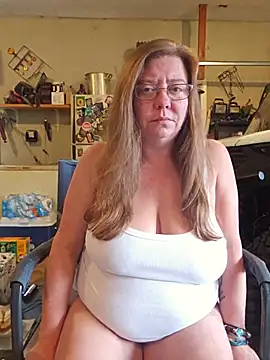 Snapshot of MsShelby40 chatting on 07-11-26, 10:33 MsShelby40 online show from 07-11-26, 10:33
